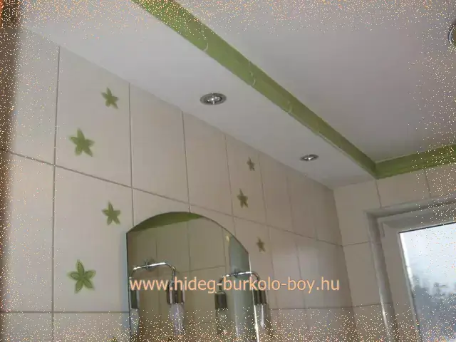 fürdőszoba álmennyezet mosdó felett