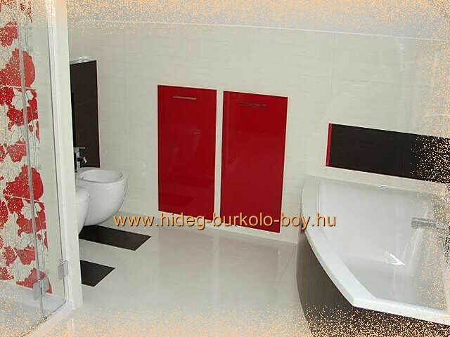 fürdőszoba burkolás piros és fehér, fekete szinekkel