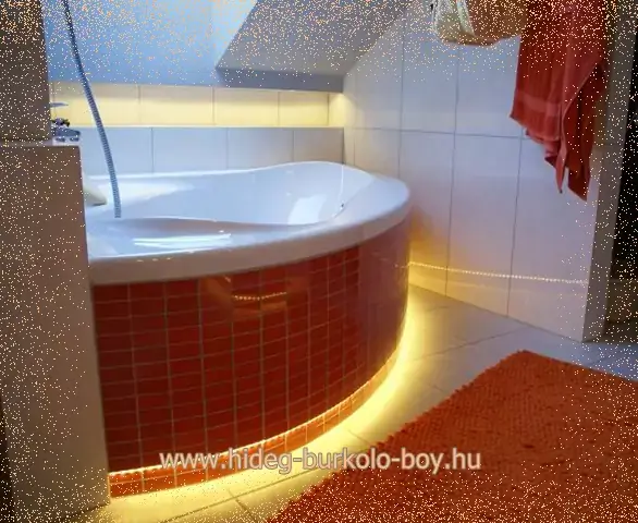 fürdőszoba rejtett led világítás falfülkében és kád belépőben